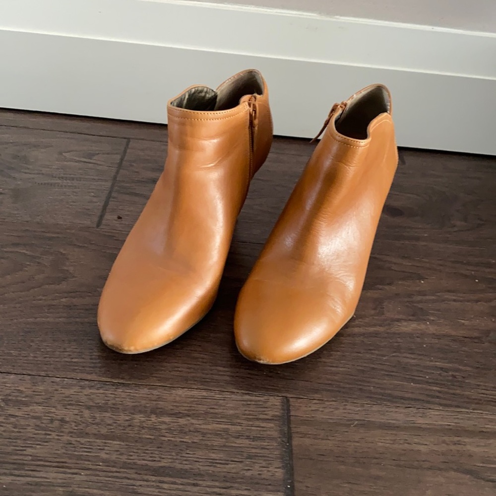 SOLD 😍😍Tan booties from Banana Republic size 9